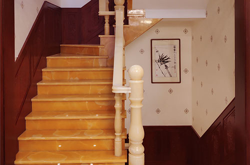 新兴镇中式别墅室内汉白玉石楼梯的定制安装装饰效果